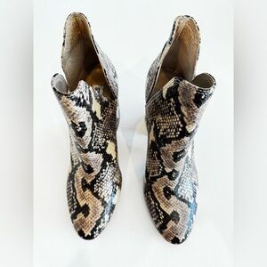 Steve Madden snakeskin rounded toe, chunky heeled booties. Size 7